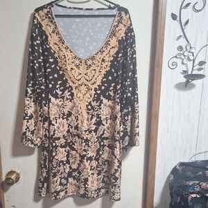 Source Unknown Black & Cream Floral V-Neck Tunic with Crochet Trim